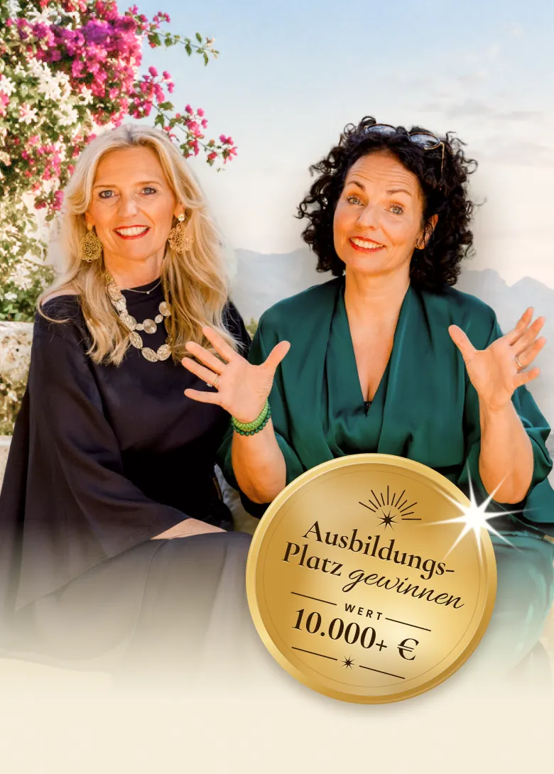 Susanne und Nicole von UP-Lift, daneben die Plakette: Ausbildungsplatz gewinnen, Wert 10.000+ €